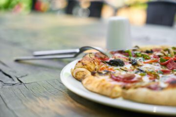 So gelingt zuhause selbstgemachte Pizza neapolitanischer Art im OONI Pizzaofen